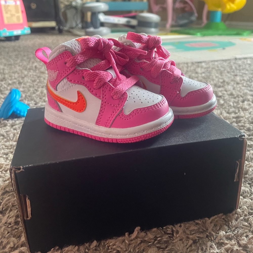 Jordan Mid Pinksicle & Safety Orange Size 2C